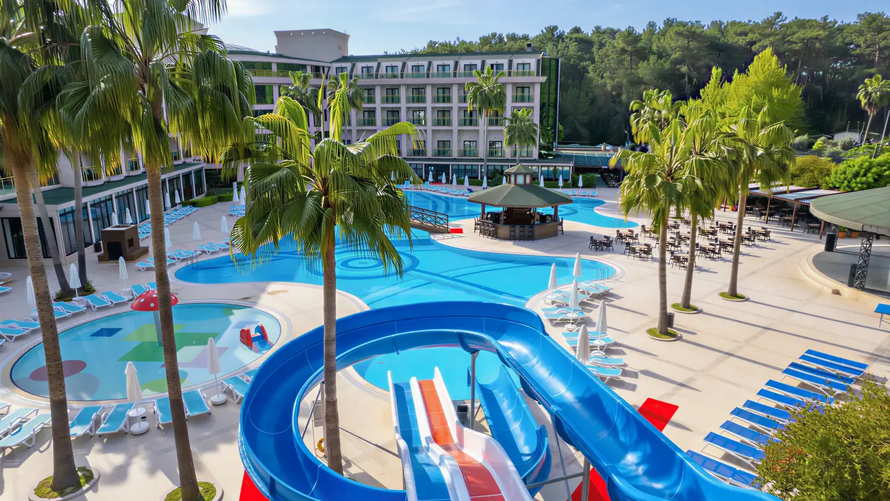 Widok na kompleks basenów w Alder Resort