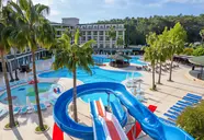 Widok na kompleks basenów w Alder Resort