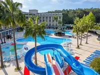 Widok na kompleks basenów w Alder Resort