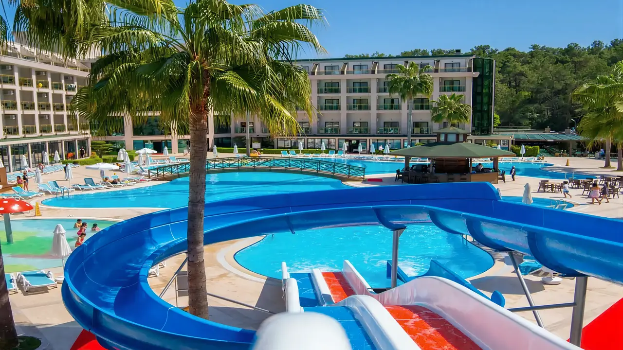 Zjeżdżalnie wodne w kompleksie Alder Resort