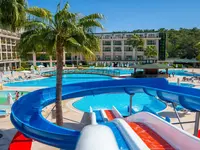 Zjeżdżalnie wodne w kompleksie Alder Resort