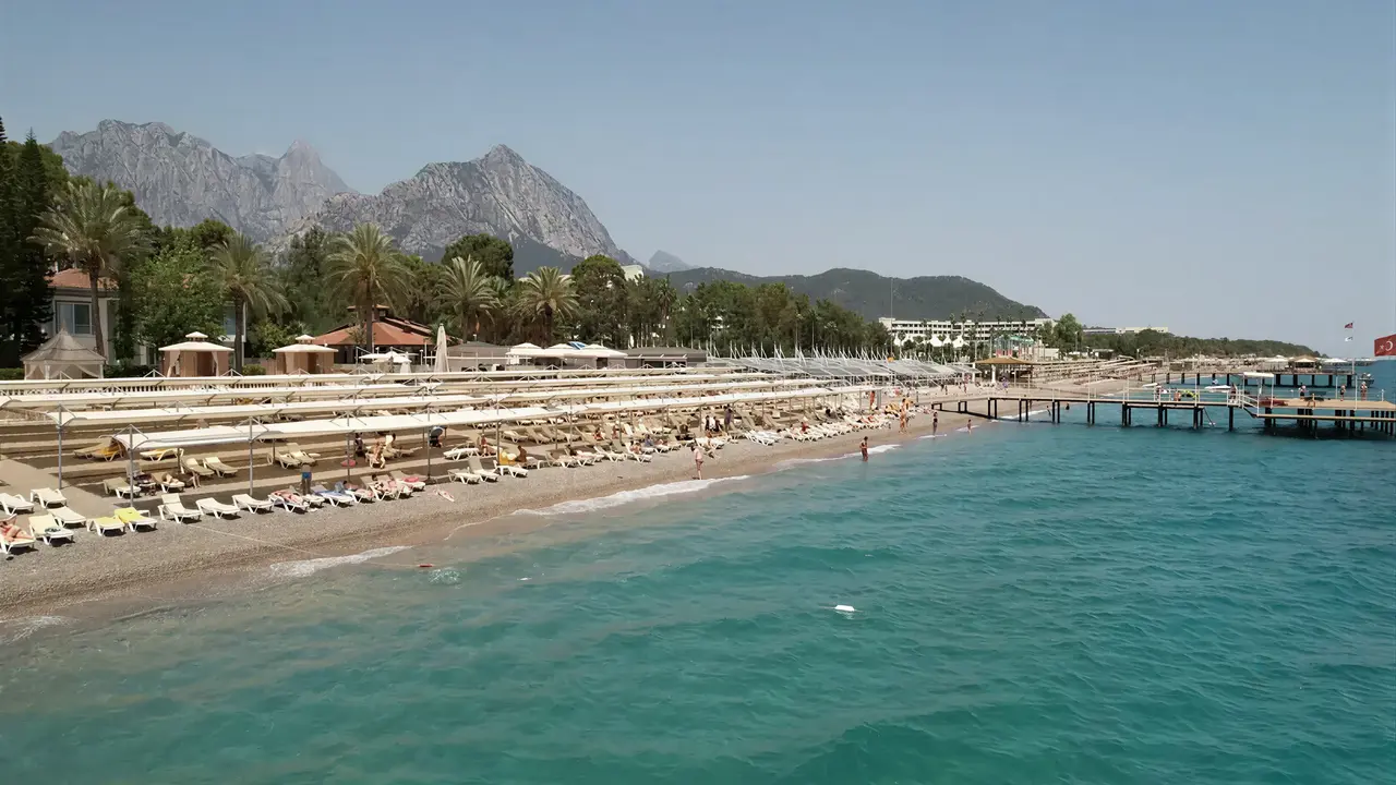 Plaża z leżakami w hotelu Alder Resort