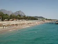 Plaża z leżakami w hotelu Alder Resort