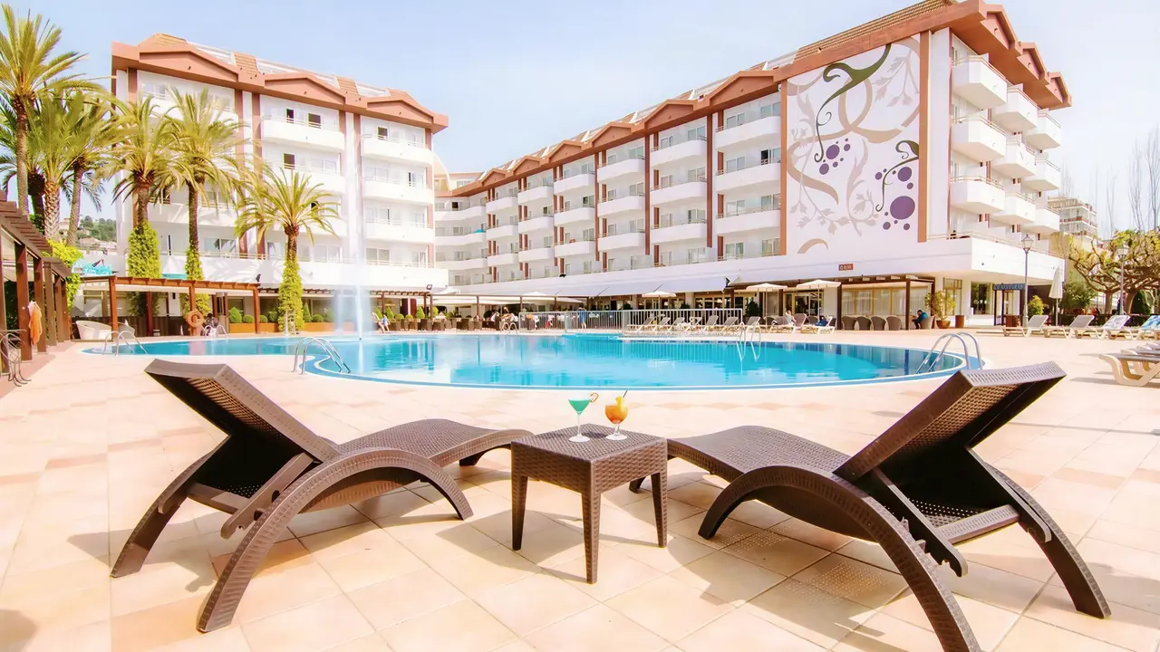 Basen i leżaki w hotelu Alegria Florida
