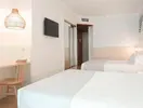 Nowoczesny pokój z łóżkami w Alegria Florida