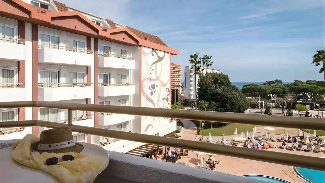 Balkon z widokiem na Alegria Florida i basen