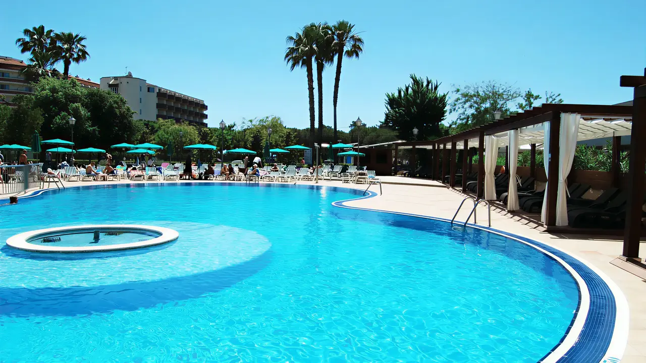 Basen z leżakami w hotelu Alegria Florida