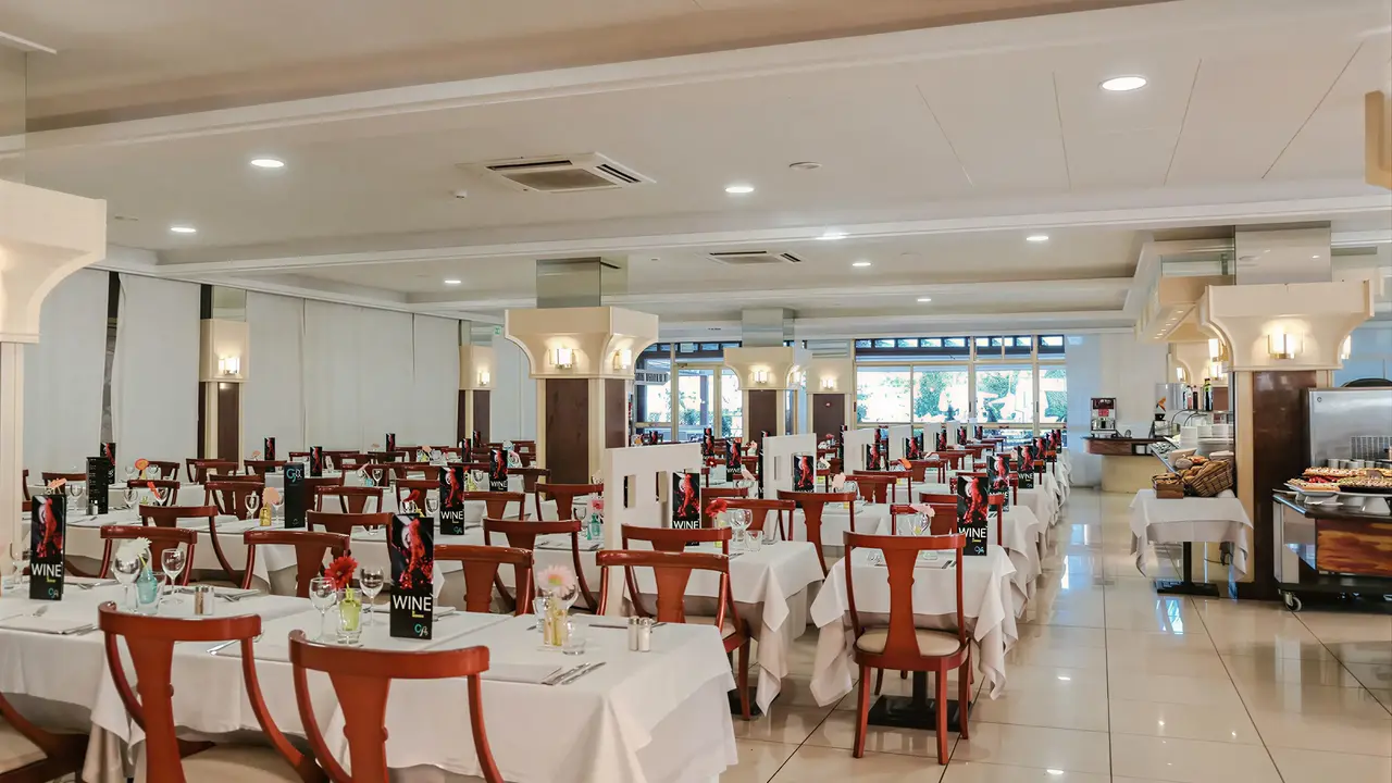 Restauracja w Alegria Florida z nakrytymi stołami