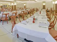 Restauracja z nakrytymi stołami w Alegria Florida