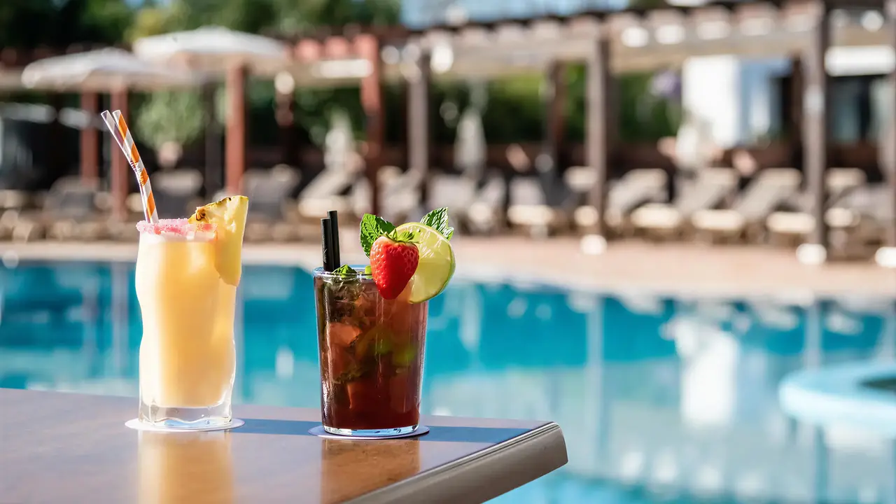 Kolorowe drinki przy basenie w Alegria Florida