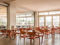 Restauracja w hotelu Alegria Florida z pomarańczowymi krzesłami