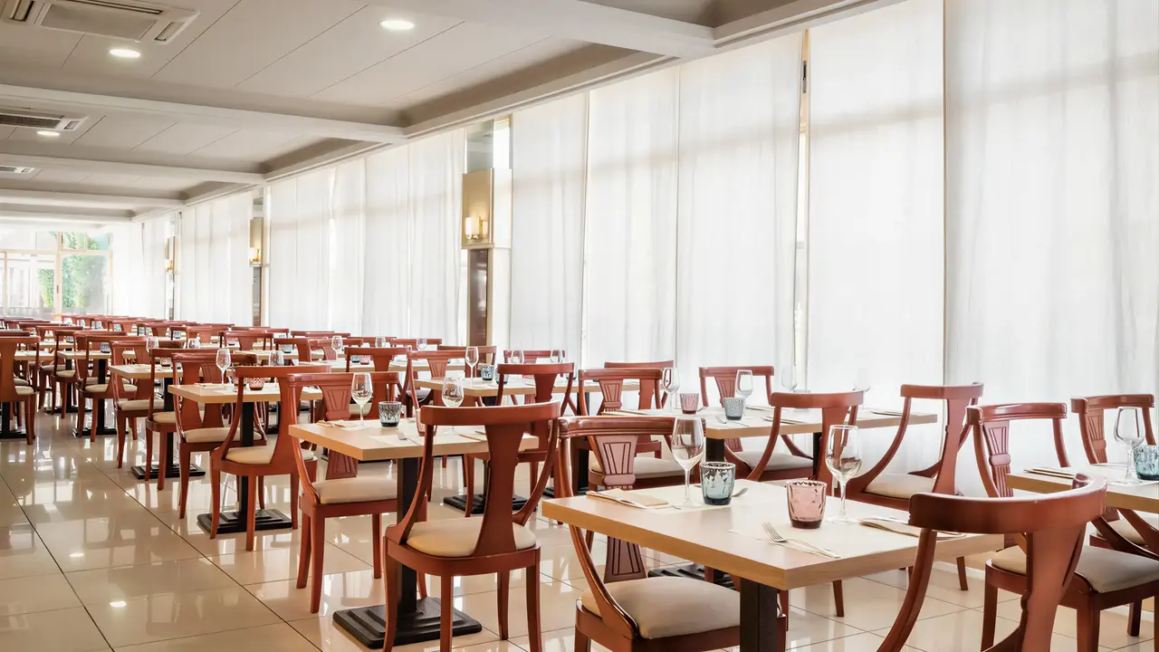 Restauracja w hotelu Alegria Florida z ustawionymi stolikami