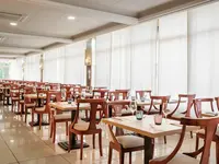 Restauracja w hotelu Alegria Florida z ustawionymi stolikami