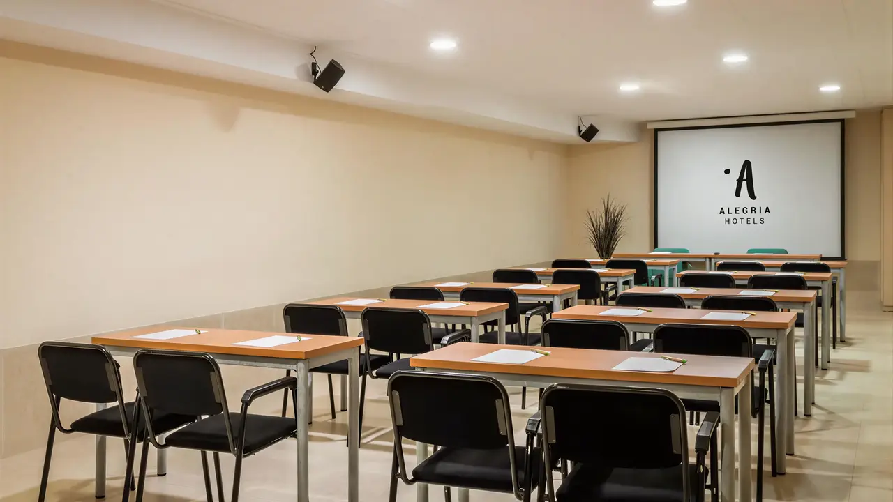 Sala konferencyjna w Alegria Florida z rzędami biurek