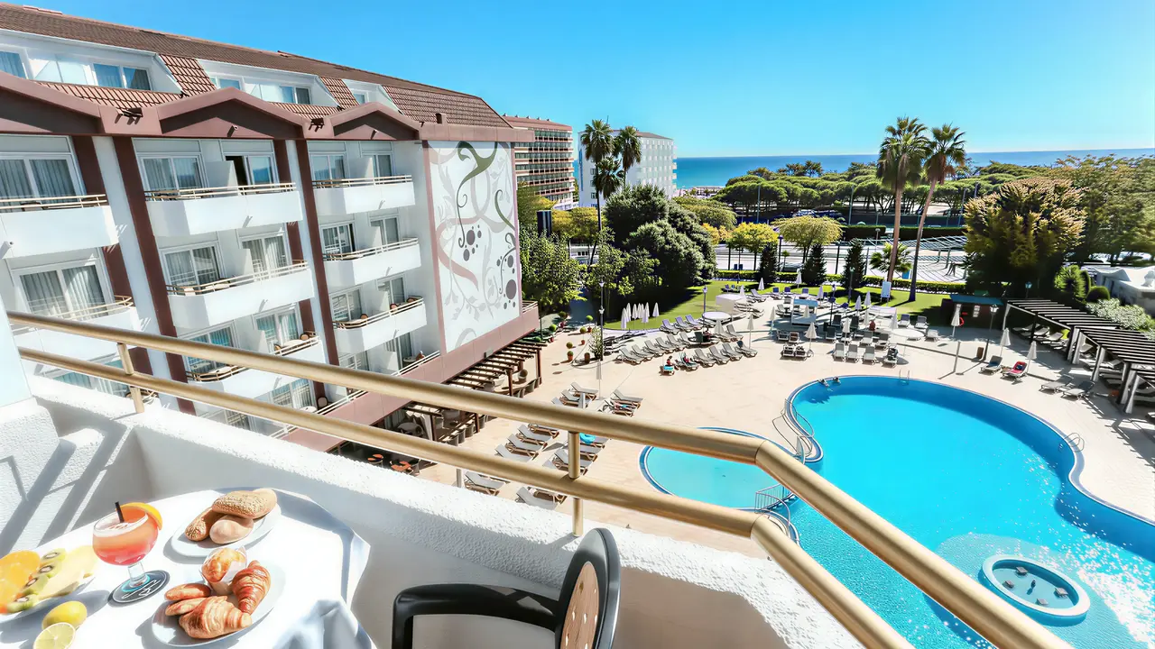 Balkon z widokiem na basen w Alegria Florida