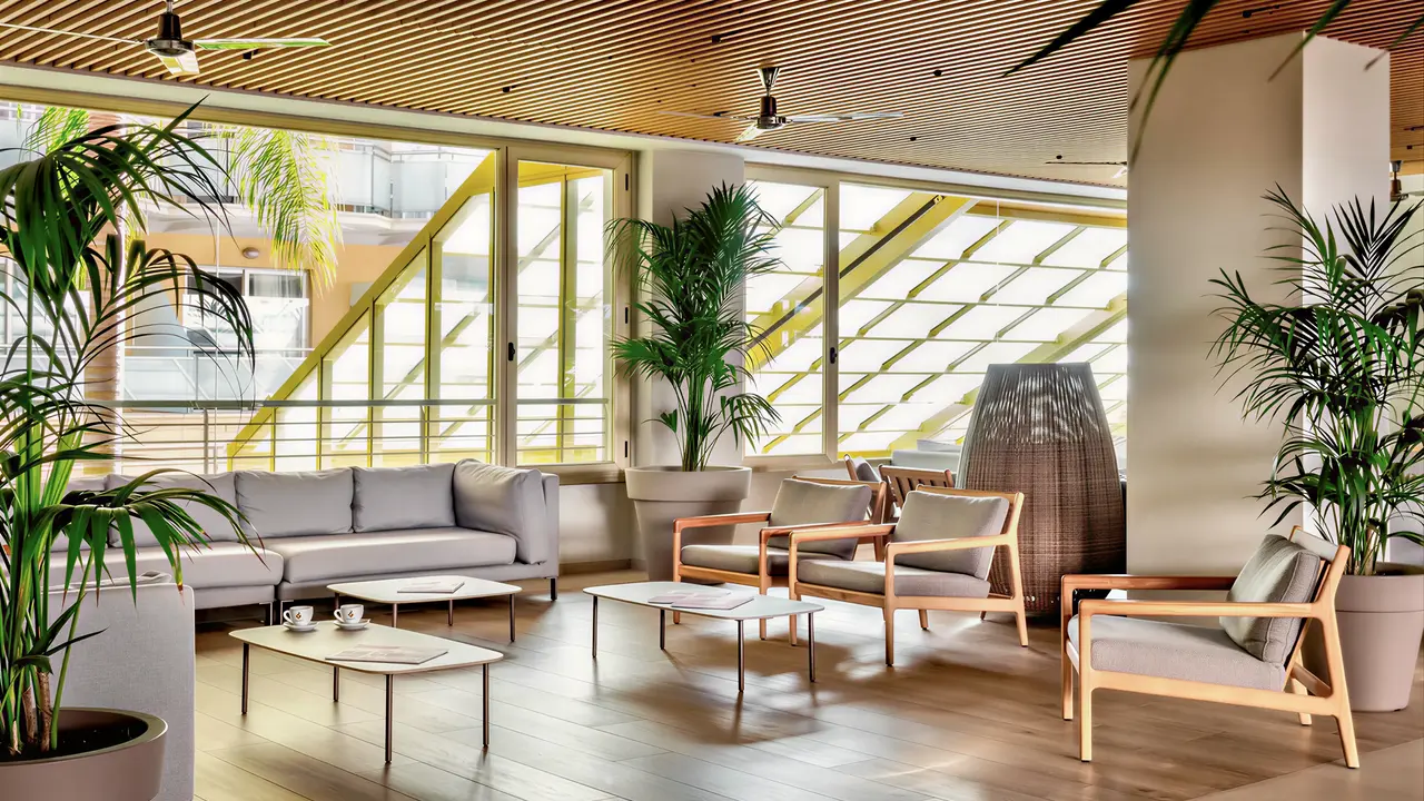 Wnętrze eleganckiego lobby w Alegria Florida
