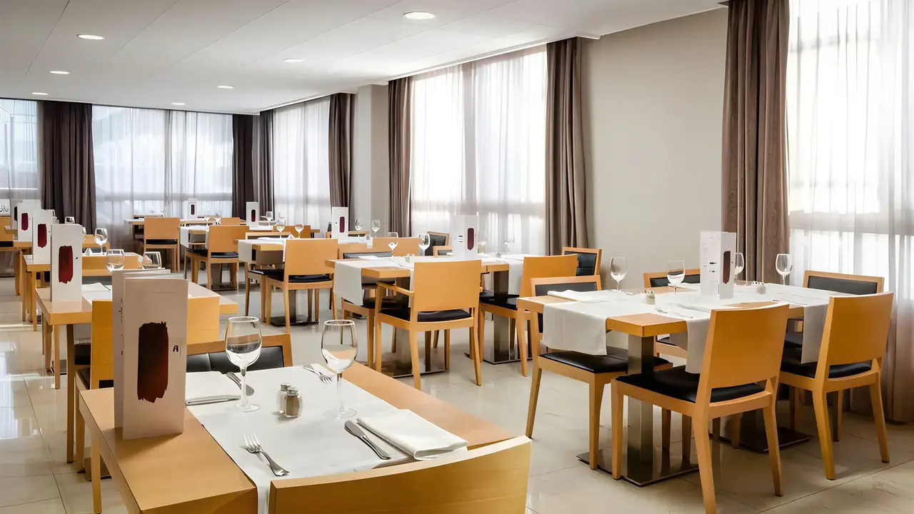Restauracja w hotelu Alegria Maripins z nakrytymi stołami