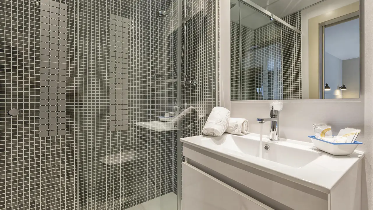 Nowoczesna łazienka w hotelu Alegria Maripins