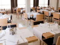 Elegancka restauracja w Alegria Maripins z nakrytymi stołami