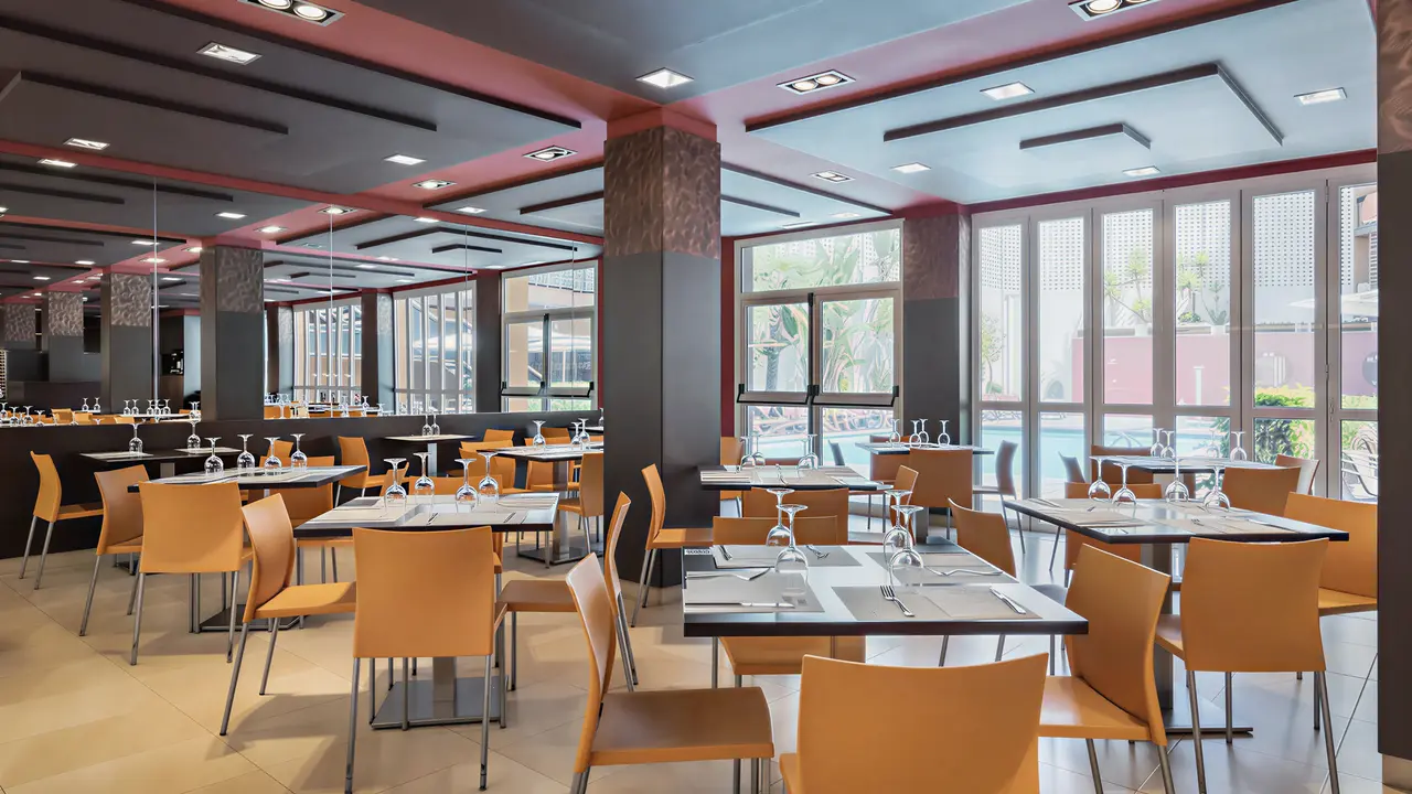 Restauracja w hotelu Alegria Plaza Paris  z nakrytymi stołami