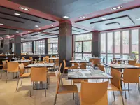 Restauracja w hotelu Alegria Plaza Paris  z nakrytymi stołami