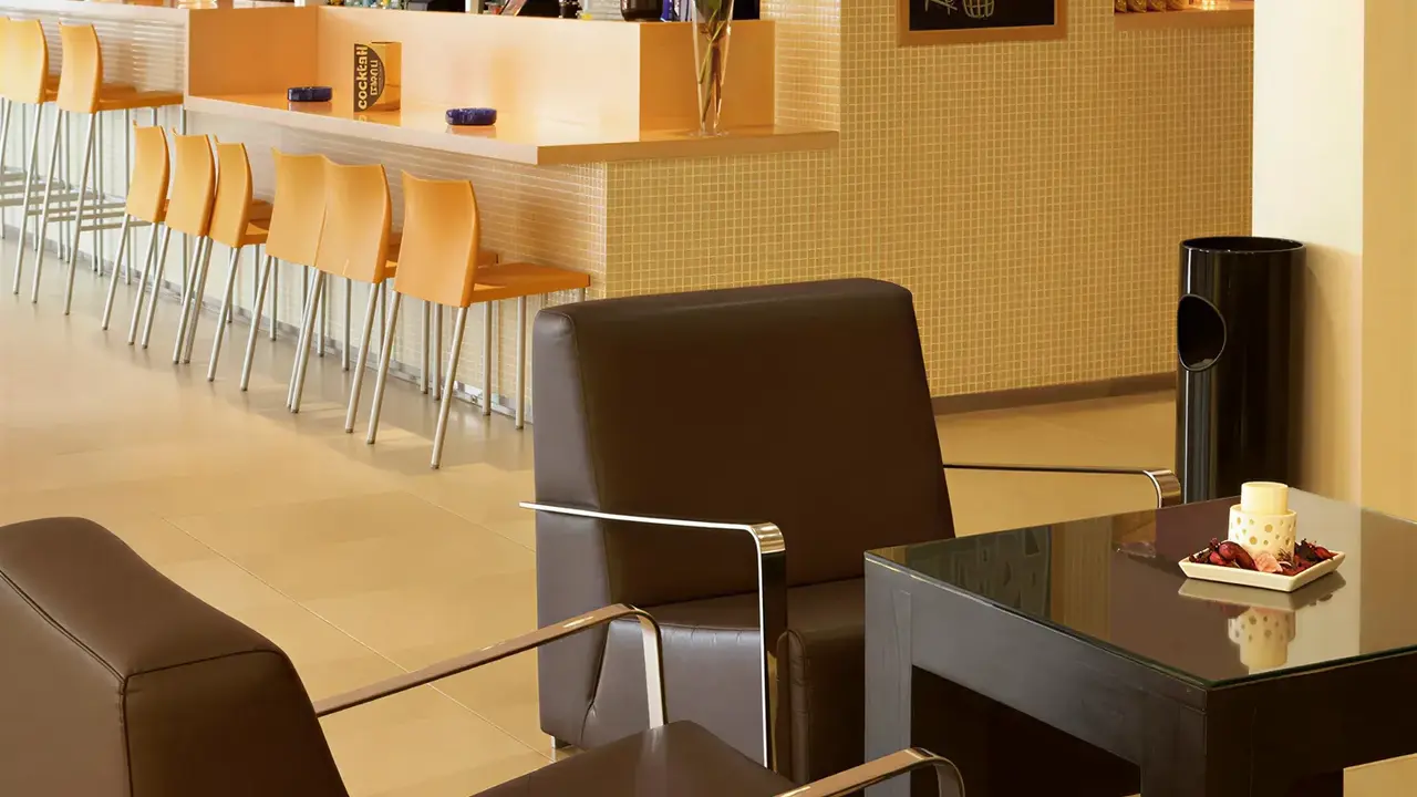 Bar z hokerami i fotele w Alegria Plaza Paris 