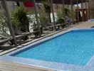 Basen z leżakami w Alegria Plaza Paris 