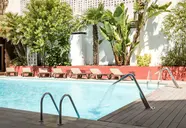 Basen z leżakami w Alegria Plaza Paris 