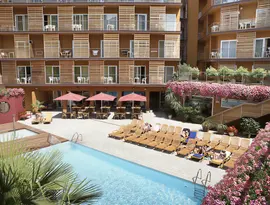 Basen i leżaki w hotelu Alegria Plaza Paris 