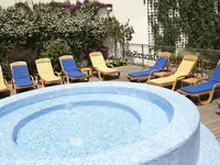 Jacuzzi i leżaki w Alegria Plaza Paris 