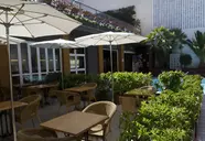 Strefa wypoczynkowa przy basenie w Alegria Plaza Paris 