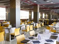 Restauracja z żółtymi krzesłami w Alegria Plaza Paris 