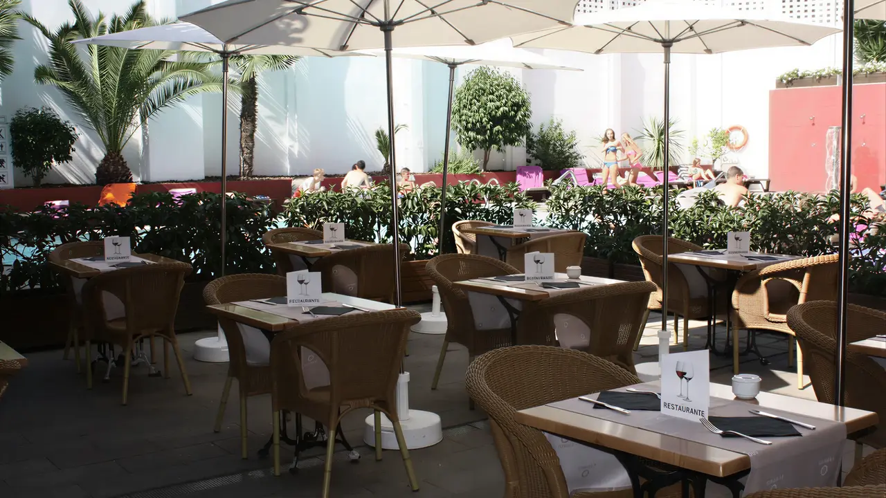 Stolik restauracyjny na zewnątrz w Alegria Plaza Paris 