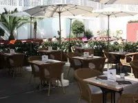 Stolik restauracyjny na zewnątrz w Alegria Plaza Paris 
