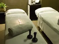 Sala masażu w Alegria Plaza Paris  z dwiema łóżkami