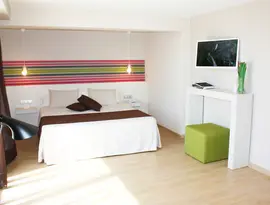 Jasna sypialnia w Alegria Plaza Paris  z dużym łóżkiem