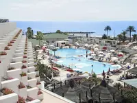 Widok na kompleks basenowy w Alexandre Gala Tenerife