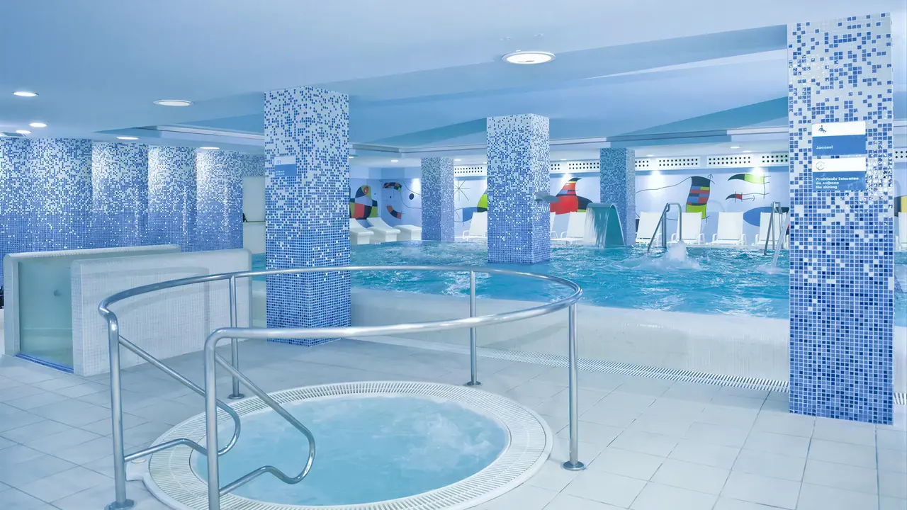 Wewnętrzna strefa wellness z jacuzzi w Alexandre Gala Tenerife