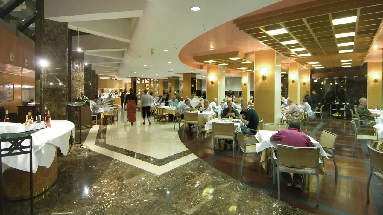 Restauracja w Alexandre Gala Tenerife z gośćmi przy stołach