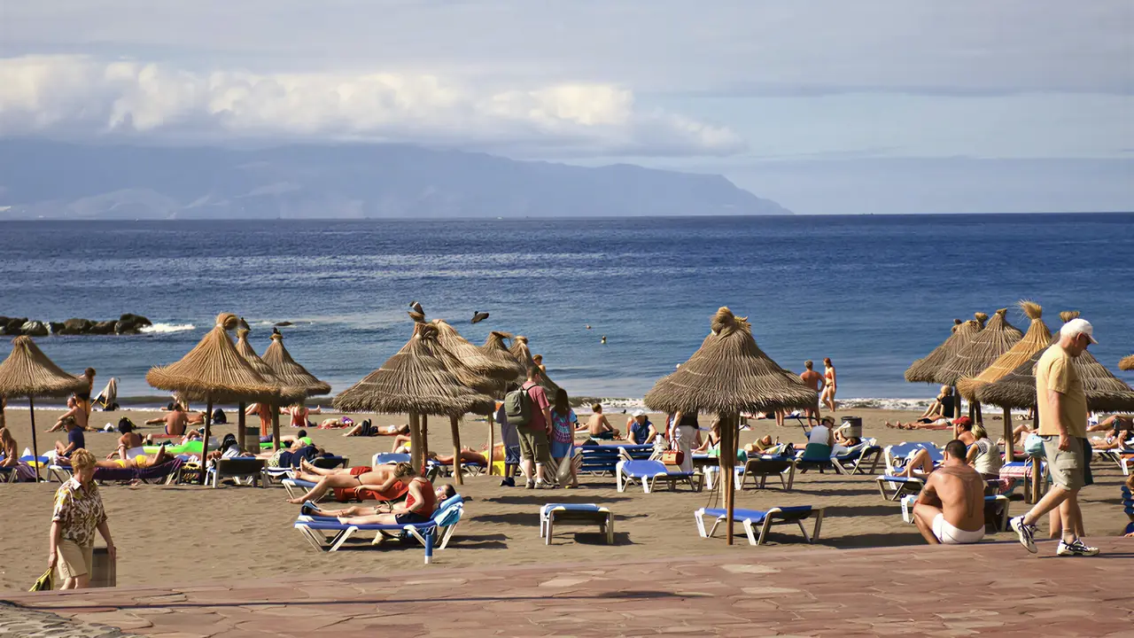 Plaża z leżakami i parasolami w Alexandre Gala Tenerife