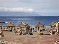 Plaża z leżakami i parasolami w Alexandre Gala Tenerife