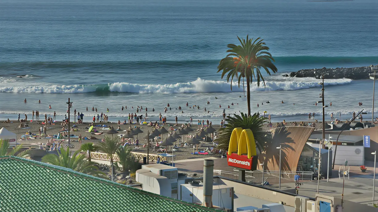 Plaża z gośćmi w pobliżu Alexandre Gala Tenerife