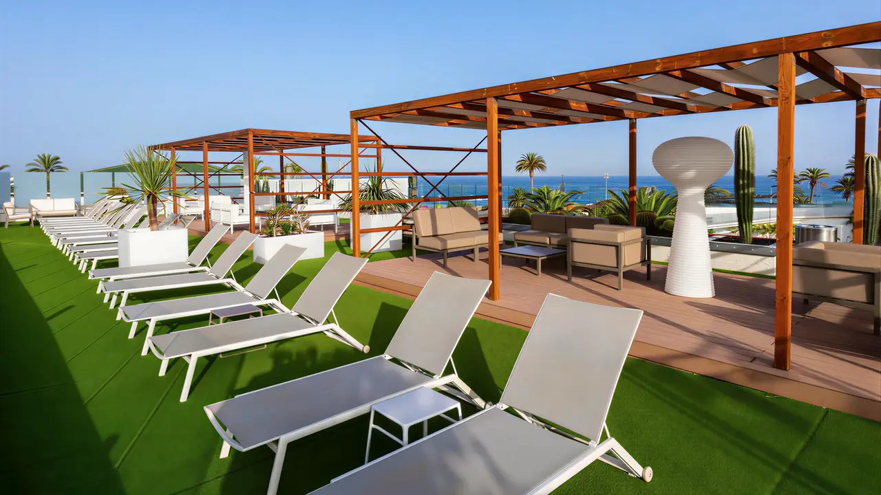 Strefa relaksu z leżakami w Alexandre Gala Tenerife przy morzu