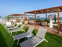 Strefa relaksu z leżakami w Alexandre Gala Tenerife przy morzu