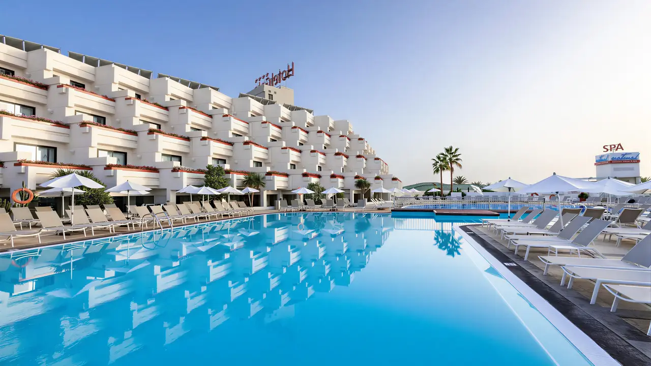 Basen z leżakami w Alexandre Gala Tenerife