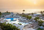 Widok na kompleks basenów w Alexandre Gala Tenerife