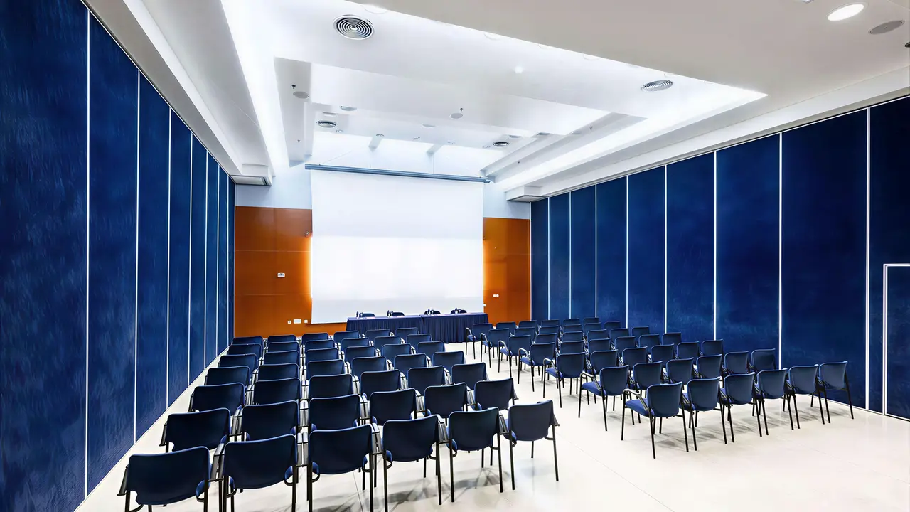 Sala konferencyjna w Alexandre Gala Tenerife z rzędami krzeseł