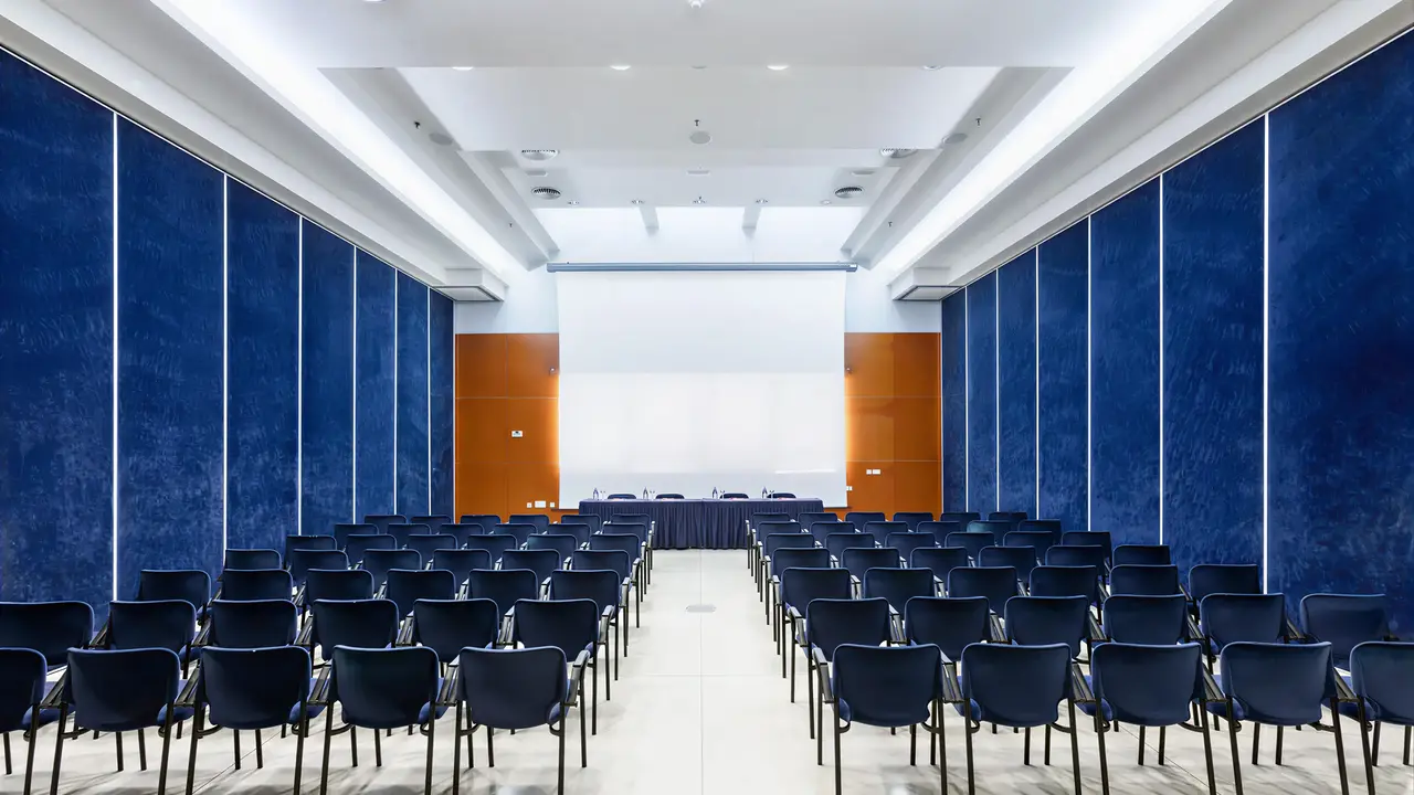 Sala konferencyjna z rzędami krzeseł w Alexandre Gala Tenerife