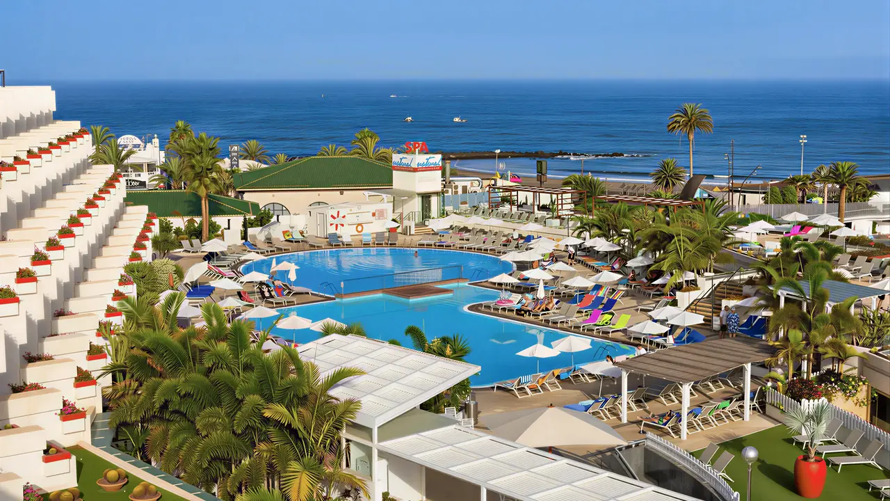 Widok na kompleks Alexandre Gala Tenerife z basenami