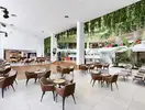 Przestronna strefa rozrywki w Alexandre Gala Tenerife z sceną